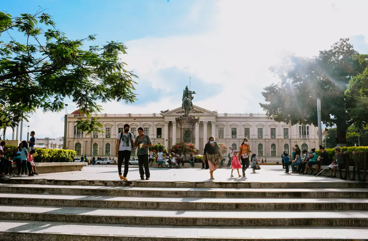 Plaza Gerardo Barrios y Palacio Nacional de El Salvador